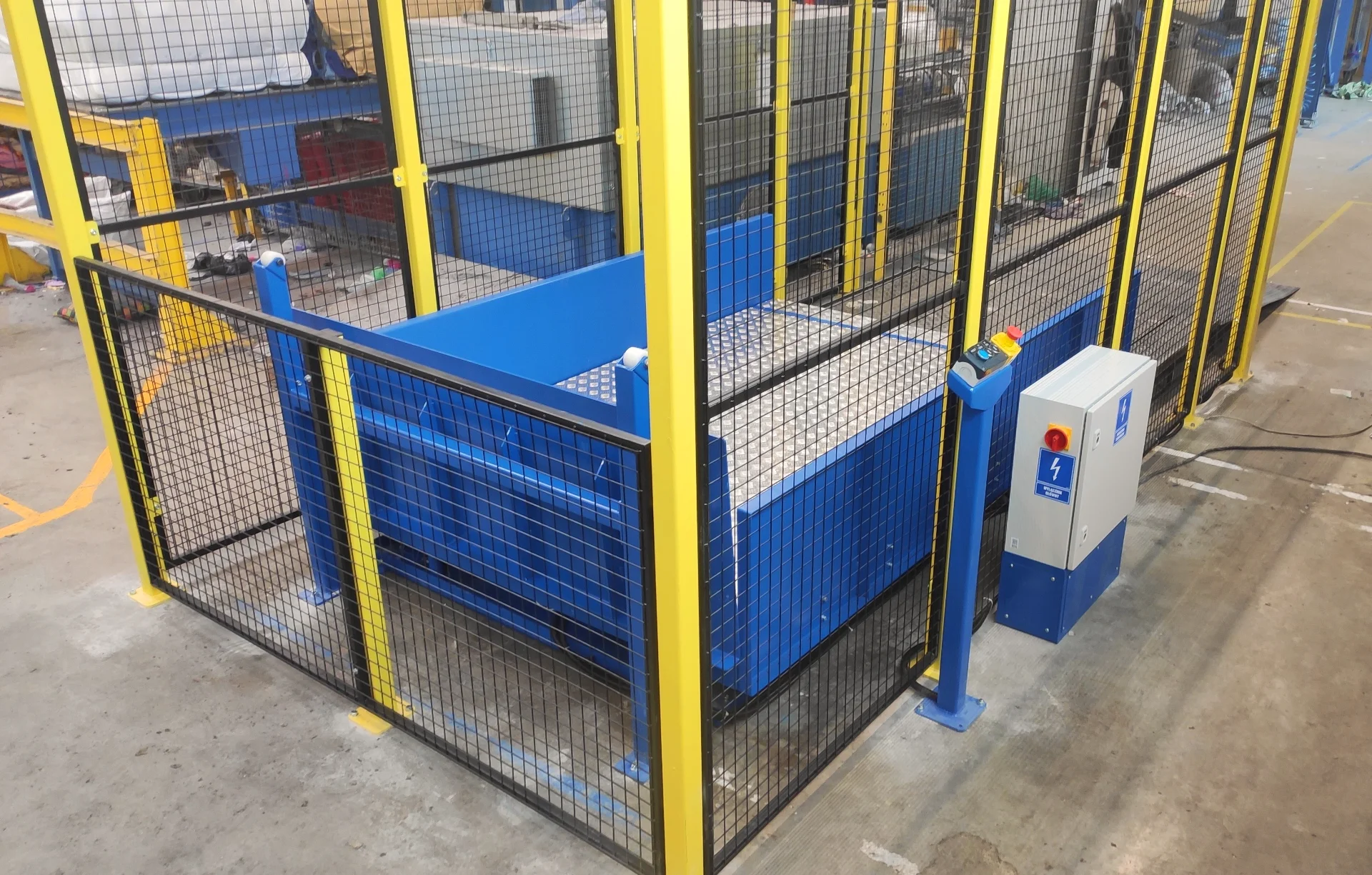 Hydraulic scissor-lift platform with a ramp for direct loading onto a truck Automateam