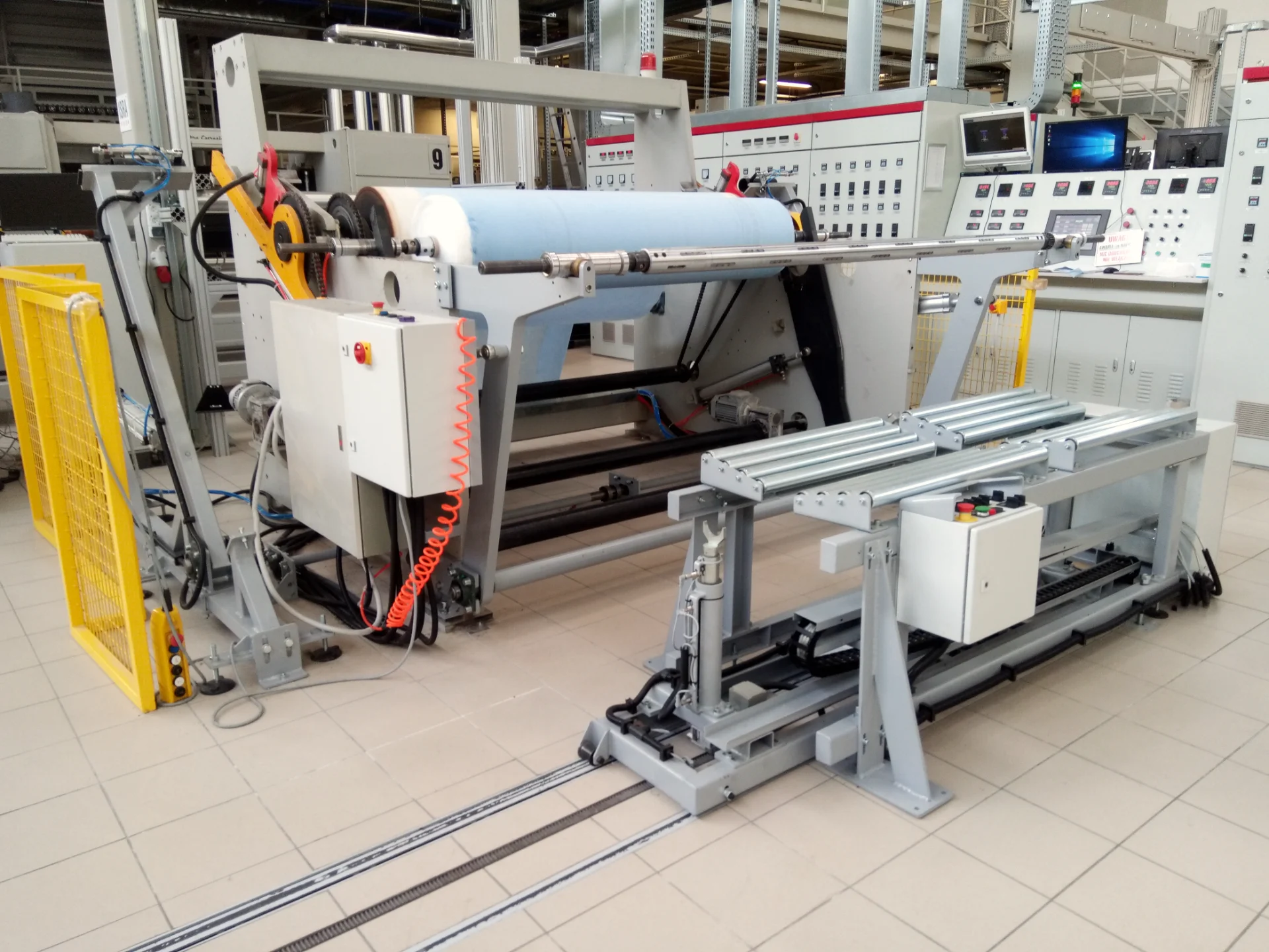 Urządzenie do wyciągania wału rozprężnego z tekturowego rdzenia beli włókniny Automateam