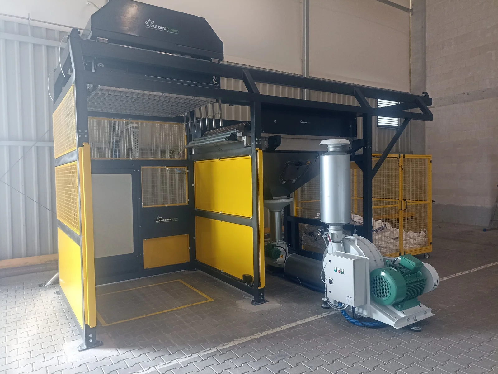 Bag cutter for granulate with an integrated pneumatic conveying system-Automateam