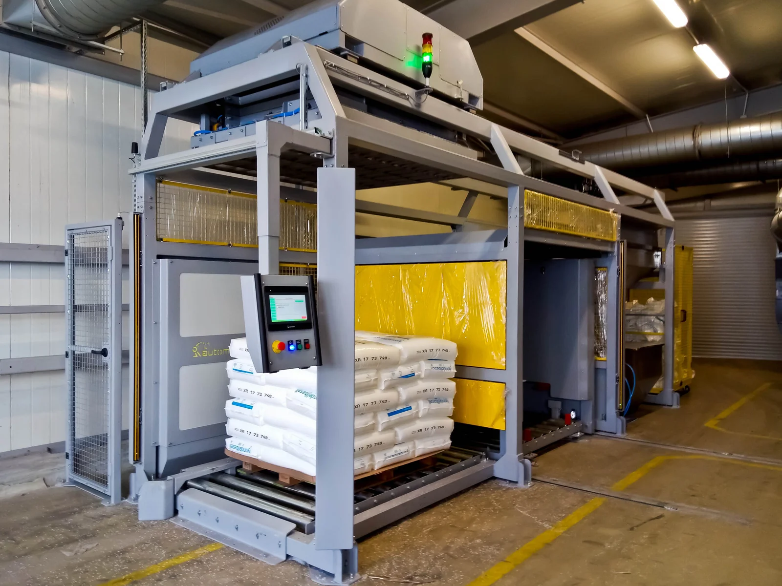 Device for depalletizing granulate bags with dedicated solutions - Automateam
