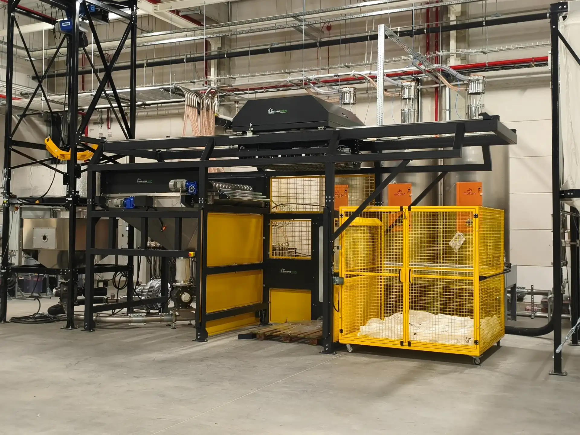 Device for emptying granulate bags with a function for compacting empty bags Automateam