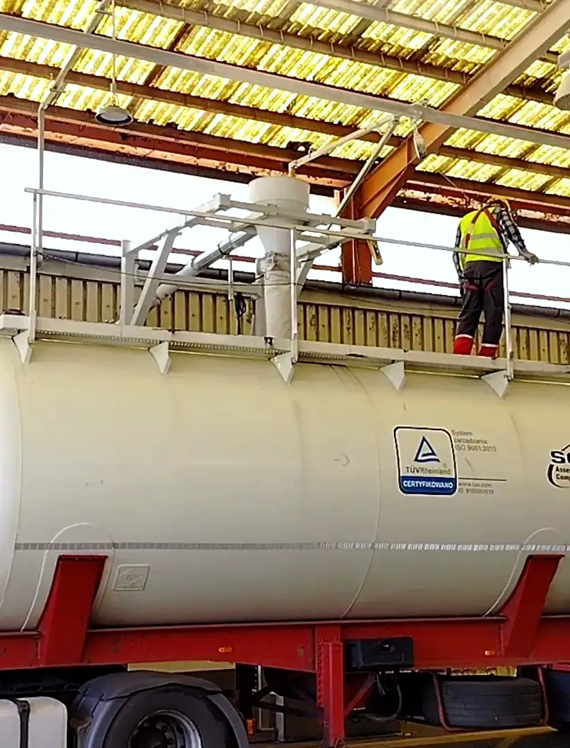 Loading a tank truck with granulate from a bag slitting machine-Automateam